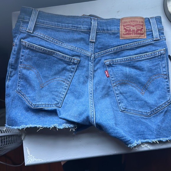 Levi high rise shorts - Picture 2 of 3